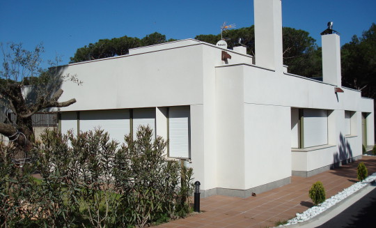 vivienda moderna unifamiliar aislada de obra nueva